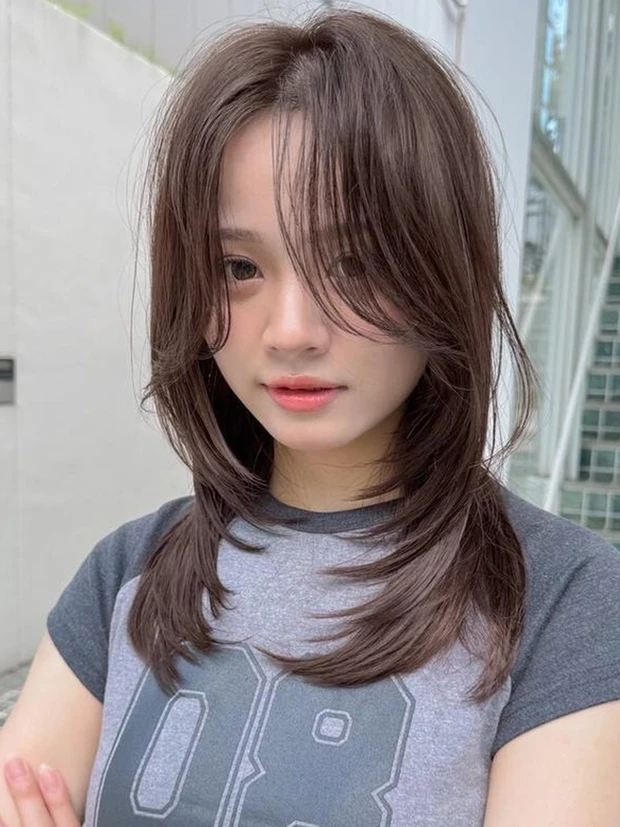 髪型　ミディアム　レイヤー　ミディアムヘア　前髪なし　正面