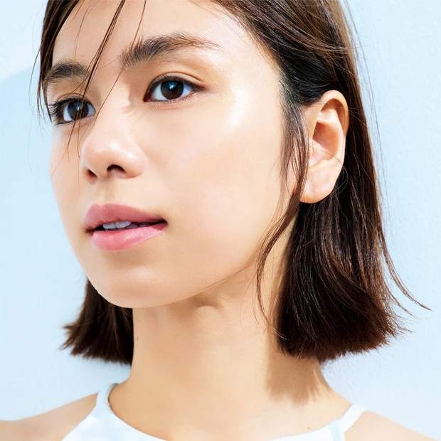 この肌とメイクアップが私を輝かせる。春を呼び込むSUQQUの「艶」