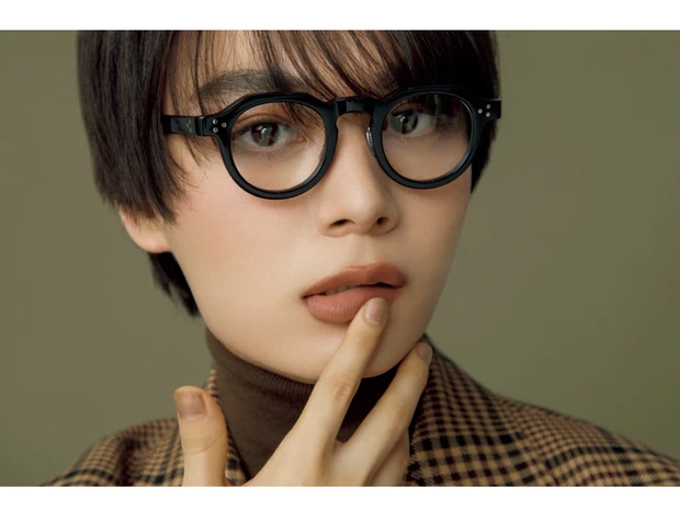 なにわ男子・大西流星さん「ほろ苦ブラウニーメイク」で大人な表情に。りゅちぇが『MAQUIA9月号』で秋コスメをセレクト