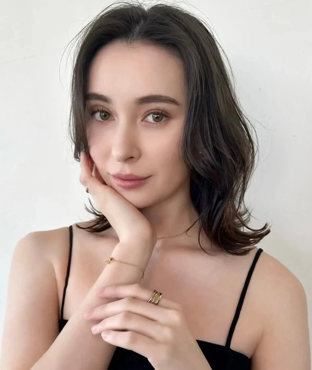 Belleの髪型・ヘアスタイルまとめ_ロブヘア_【大人のヘアスタイル】長め前髪で骨格補正が叶う! オリーブベージュのロブヘア