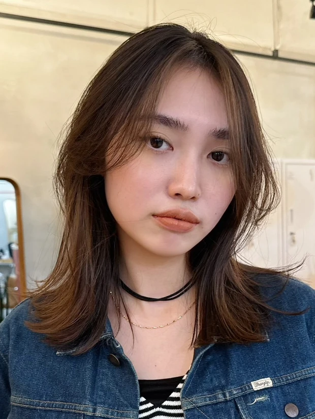 髪型　ミディアムレイヤー　ミディアムヘア　サイドバング　正面