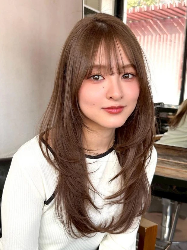 髪型　ロング　レイヤーカット　ロングヘア　前髪あり　正面