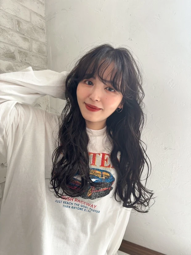 春におすすめの髪型 トレンドヘアスタイル アッシュグレージュ ルーズウェーブ ロング