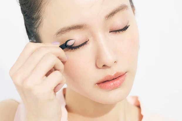 山本舞香さんが束感まつ毛と艶リップで韓国アイドル風にイメチェン!_5
