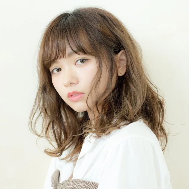 硬い髪もふんわり！ 甘い表情を作るウェーブ×アッシュベージュの柔らかミデ…