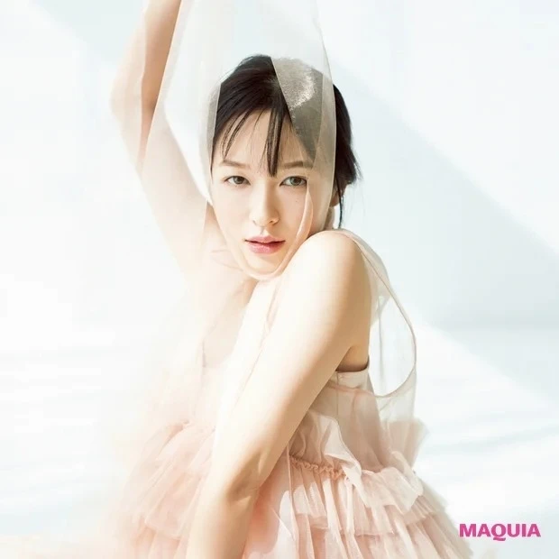 メイクで「儚い」私を演出。透ける下地や霞むようなパープルチークがポイントに