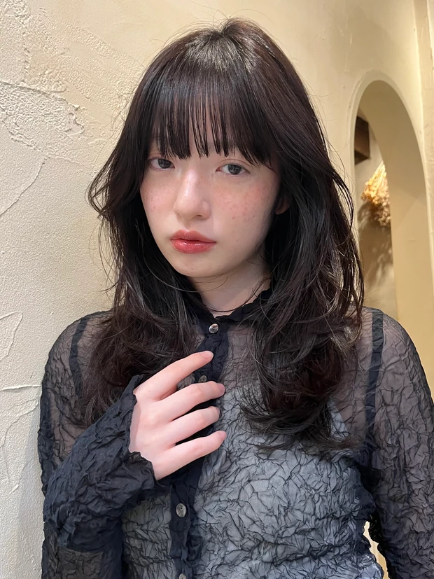髪型　ロングレイヤー　ロングヘア　前髪あり　暗髪　スタイリング
