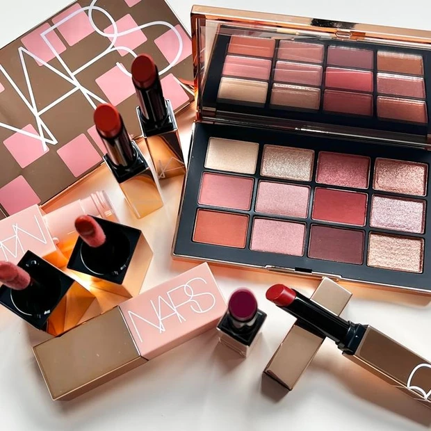 【1位】NARSの春新色を全色スウォッチ! 12色入りの限定アイパレットや、人気チーク、リップの新色が登場【春コスメ2024】