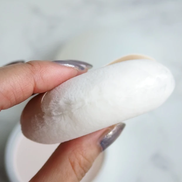 「ブライトニング スキンケアパウダー」のパフ