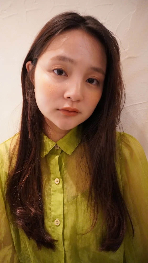 前髪なしのヘアスタイル かき上げるのが可愛い髪型 長めバングのレイヤーロングヘア