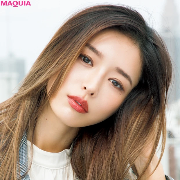 軽やかな赤ブラウンで洗練された印象に