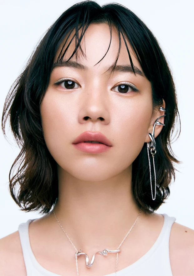 【のんさん】「マキア」25年11月号の表紙メイクで使ったコスメを一挙ご紹介。リップの色と質感に注目！