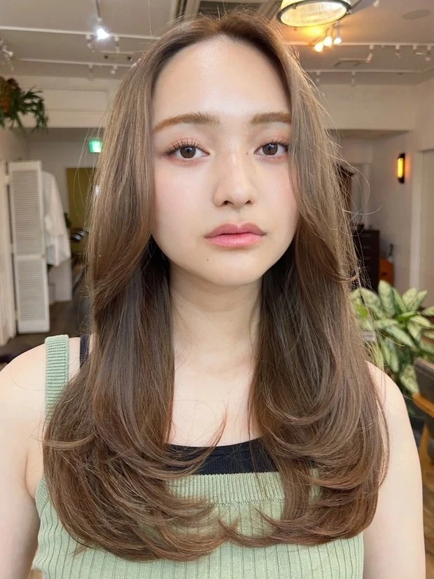 Belleの髪型・ヘアスタイルまとめ_ロングヘア_【軽やか質感のロングヘア】レイヤーとベージュカラーで仕上げるヘルシーなロング
