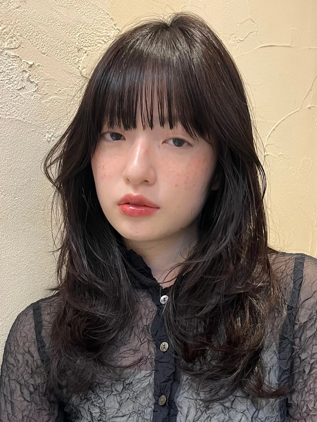 髪型　ロングレイヤー　ロングヘア　前髪あり　暗髪　正面