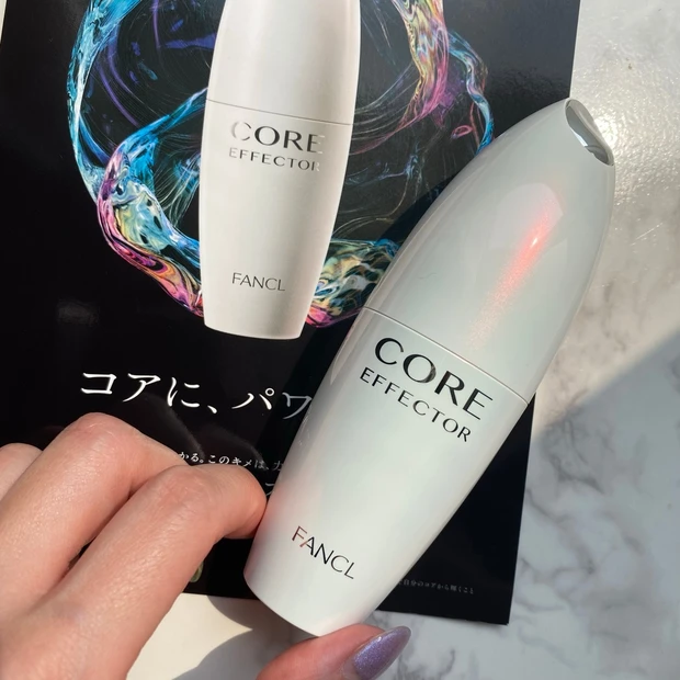 化粧品 コスメ 美容液 ボトル 手