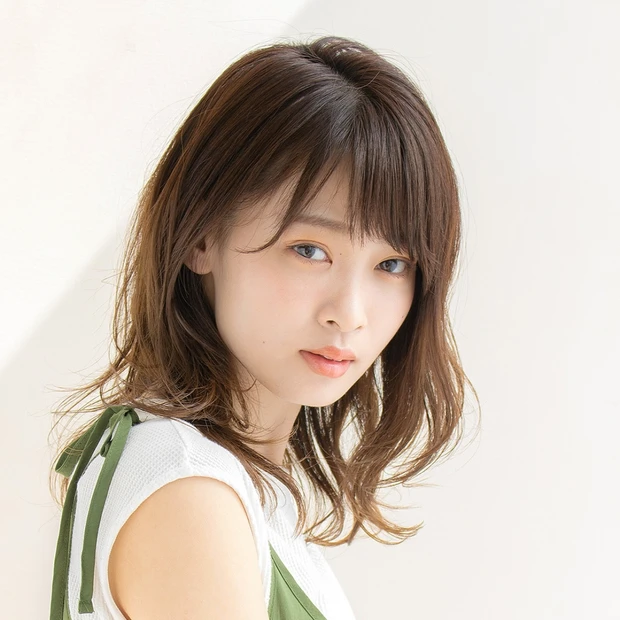 スタイリング楽々! 忙しい日もおしゃれにキマる軽やかウェーブミディアム