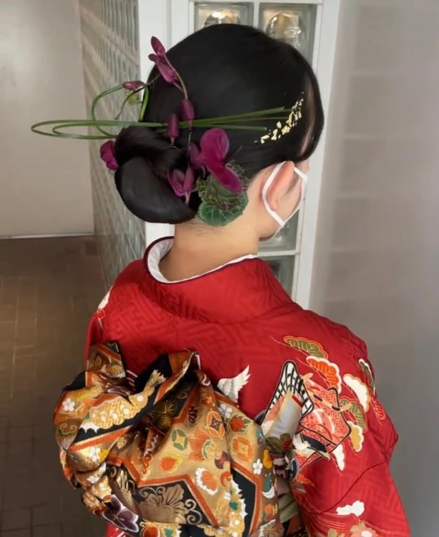 【着物に似合うヘアアレンジ】卒業式や入学式にもおすすめ! 「水引&金箔」「タイトな一本結び」「花モチーフ」のヘアアレンジ22選_4_12