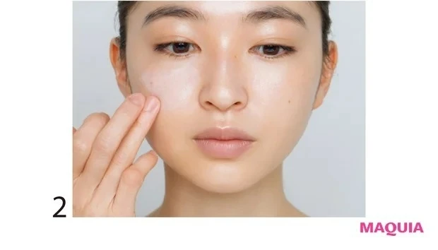 ベースメイクで肌のトーンアップをする様子
