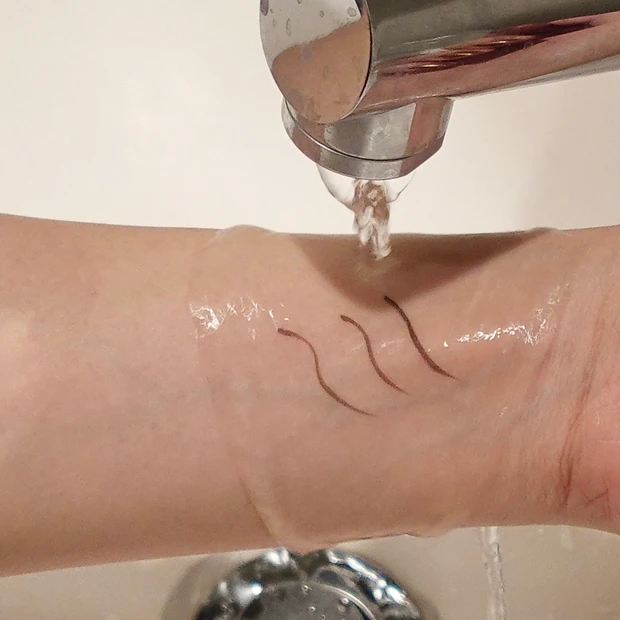 落ちない　アイライナー