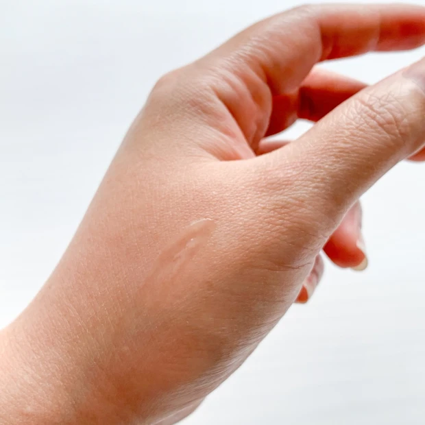 グラン アイ セラム Vを手の甲に塗布した写真。透明でみずみずしいテクスチャーがむくみケアに効果的なアイセラム。