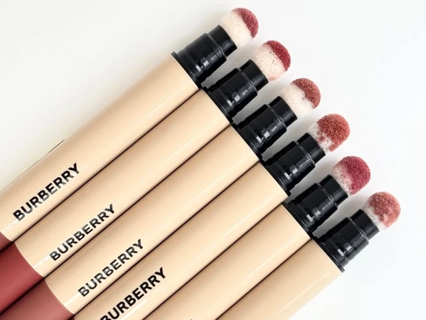 【バーバリー ビューティ】新マットリップを全色スウォッチ！ たんぽぽの綿毛のようなチップでぼかしも簡単に