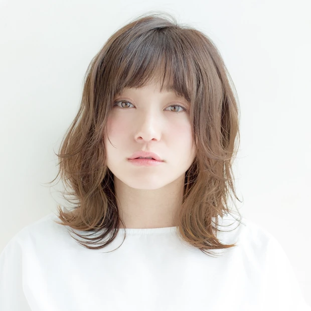 小顔もトレンド感も手に入る！ ちょっぴり奔放なラフ感レイヤーミディアム