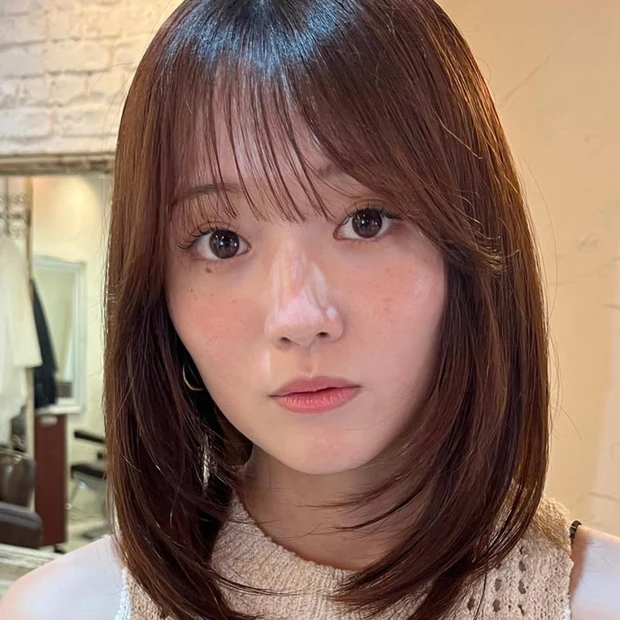 【ミディアムレイヤー】骨格カバーで小顔見え！ 今っぽさ抜群の大人ミディアム