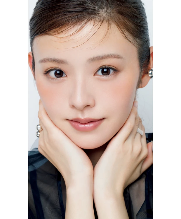 洒落たムードを漂わせる陰影チークの入れ方