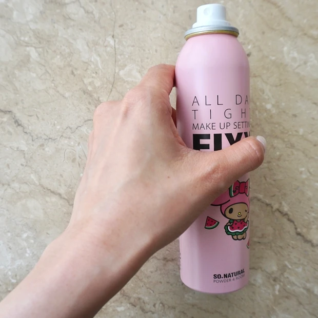 韓国のOLIVEYOUNG(オリーブヤング)×サンリオコラボアイテムSO NATURAL マイメロディ×オールデイメークアップフィクサーを使ってみた画像