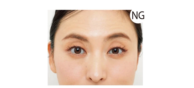 おでこ（前頭筋）を使って目を開けるのはNG。