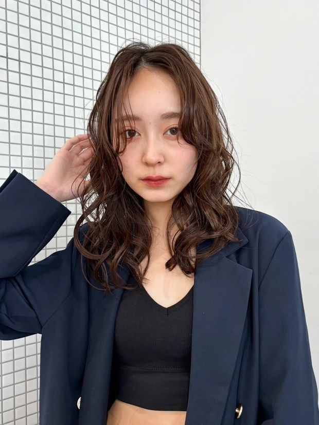 ヘアカタログ　セミロング　セミロングヘア　パーマ　前髪あり　正面