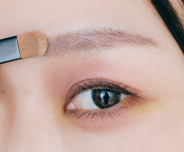 1.旬の柔らかピンクメイクでフレッシュな印象に_眉は求心に寄せず ミルキートーンで垢抜け