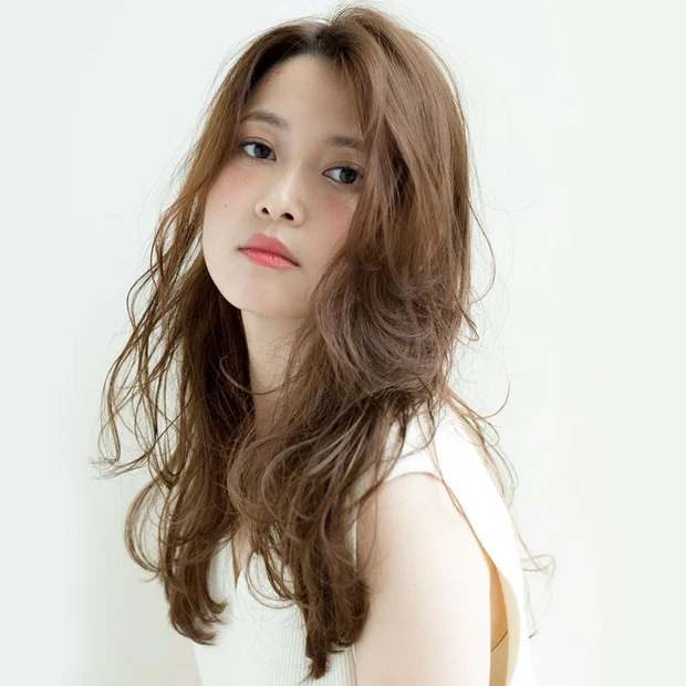 脱力感が女らしさを引き立てる、大人仕上げのロングウェーブ