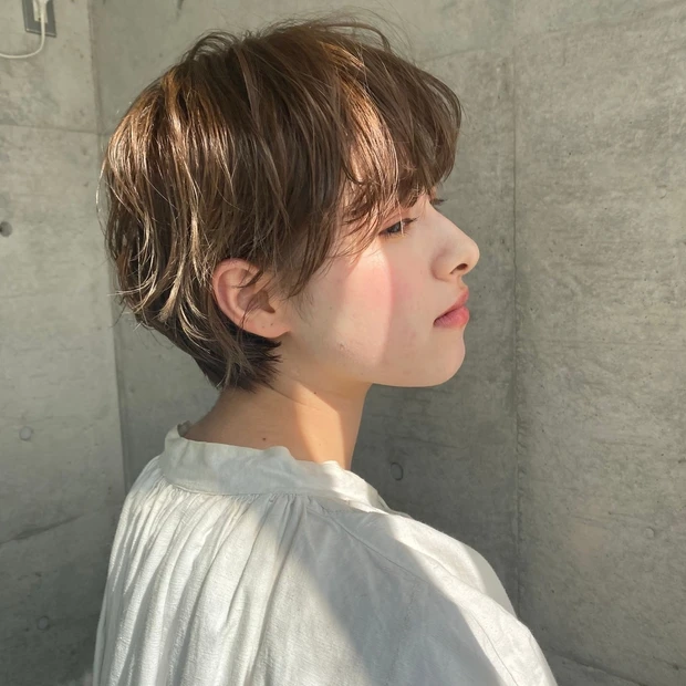 外はねで女性らしいマッシュショート サブカットサイド