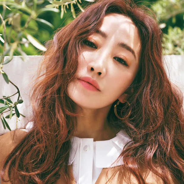 神崎 恵さん流ファッション＆メイクのバランス学。深みオレンジメイクに合わ…