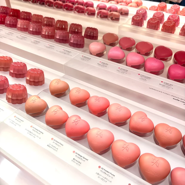 スフレカラーポットが並ぶデイジーク店内棚