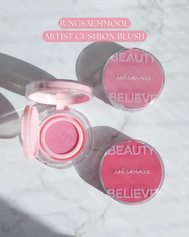 ジョンセンムル アーティストクッションブラッシュの3色(Bubbly Pink/Blooming Pansy/Plop Berry)を並べた写真。コンパクトタイプのクッションチークで、カラーの違いが分かるように配置されている。