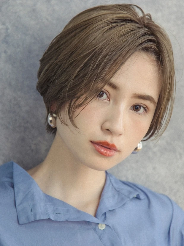 シャープな魅力に色気がチラリ。横顔もキレイに見える知的美人ショート