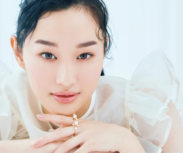 軽さを引き出す「淡ピンクトーン眉」