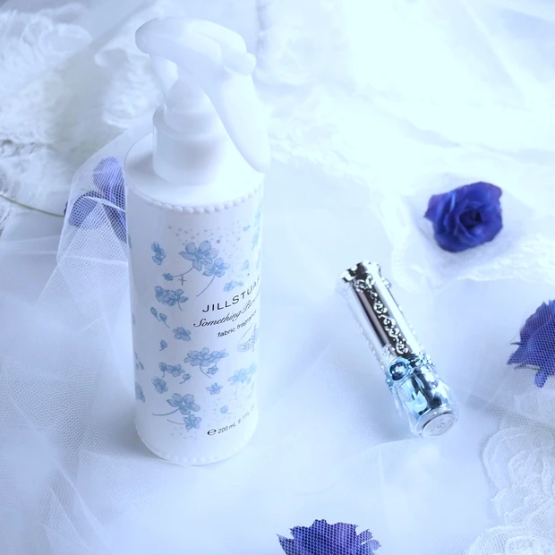 「ジルスチュアート サムシングピュアブルー ファブリック フレグランス」