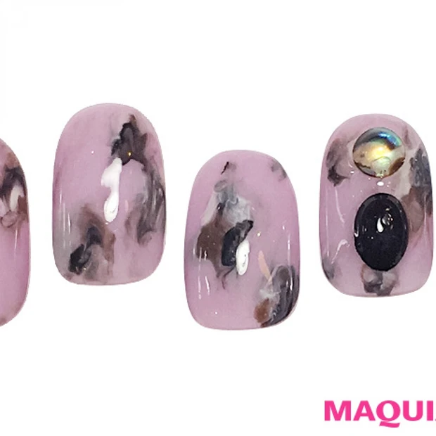 甘くてクールに、モードが薫る「ネオべっこう」ネイル