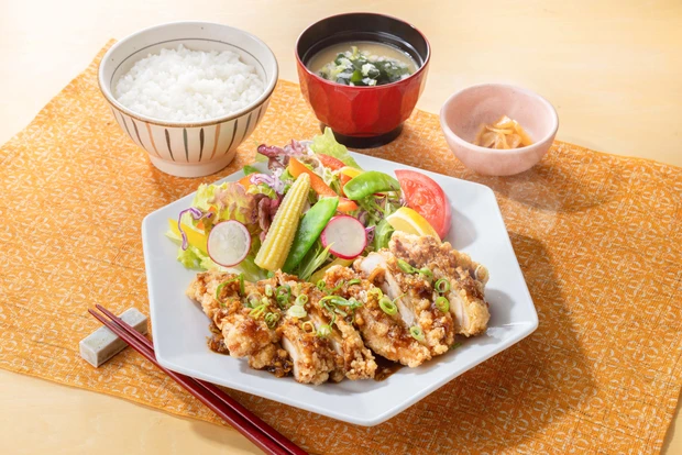 大戸屋 季節野菜の華やかサラダと油淋鶏