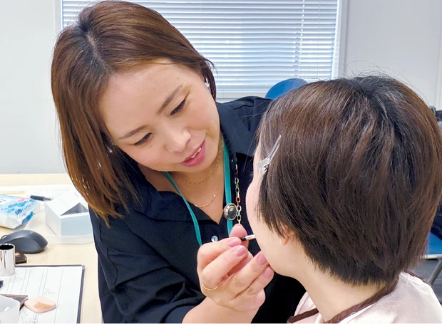 花王の聞くだけでコツがわかるミラーレスメイクを手がけている様子