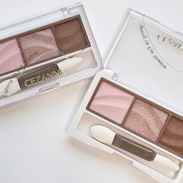 マキア人気記事ランキング1位 セザンヌ「ライティングアップアイシャドウ」の新色をスウォッチ！ パールで魅せる透明感グレージュが仲間入り