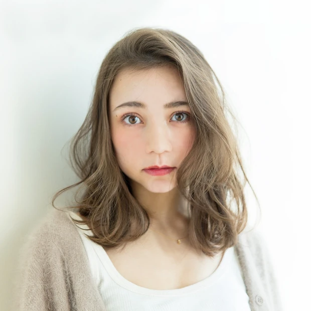 太い髪も硬毛もフワッ！ シースルーカラーが決め手の春顔ウェーブミディ