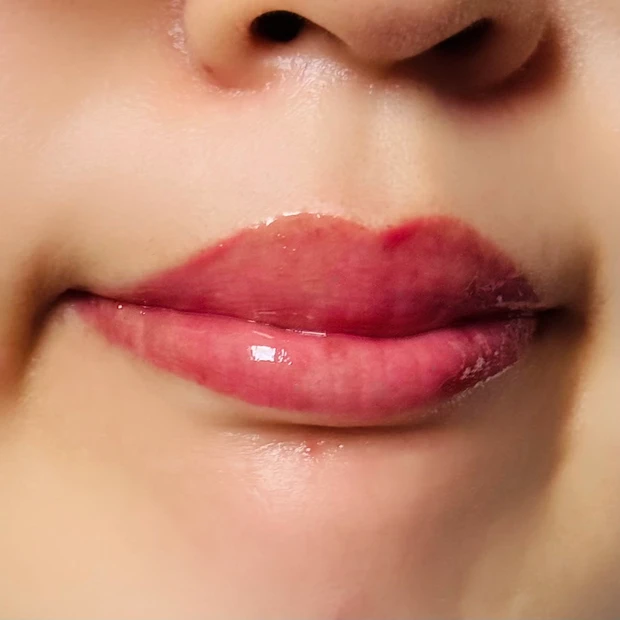 b idolのちゅるるんグロス 03 ディナーチェリー