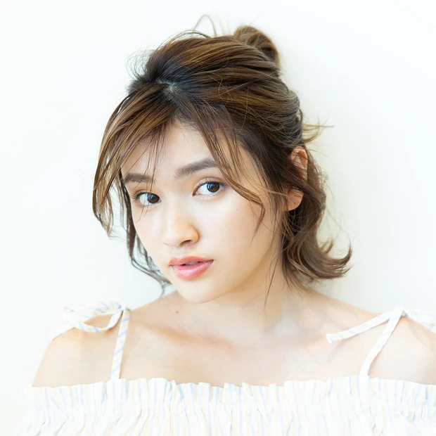 シンプルアレンジのおしゃれ感をアップさせる、毛先の動きと後れ毛。失敗しな…