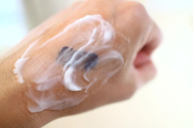 \皮膚科学研究から生まれたスキンケア/【iniks イニクス】敏感肌&乾燥肌のための低刺激処方のマスクにつきにくいファンデーション_6_2