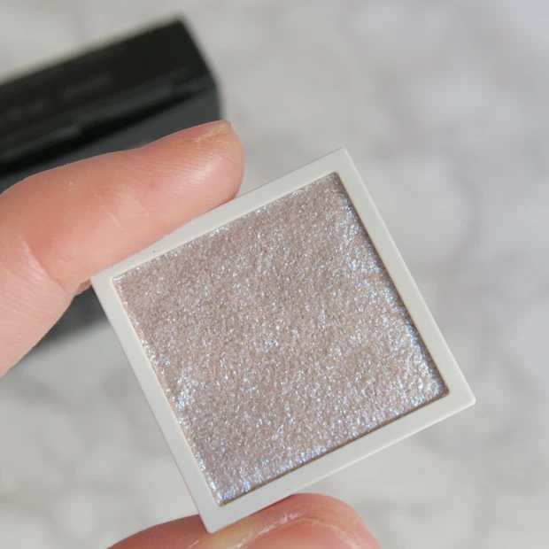 ブルべ冬さんにおすすめ。幻想的な多色ラメが素敵な単色シャドウ