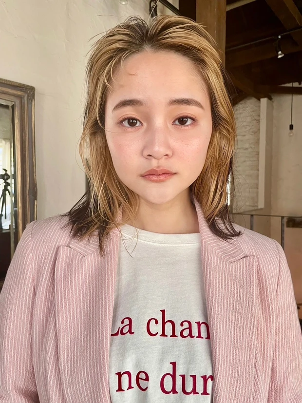 ミディアム　ヘア　髪型　ヘアスタイル　前髪なし　フェイスフレーミング　ベージュ　ヘアカラー